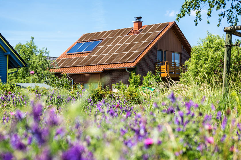 Bild von einem Haus mit Photovoltaic-Paneele auf dem Dach
